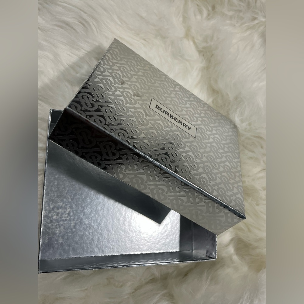 Burberry Gift Box - Picture 2 of 4